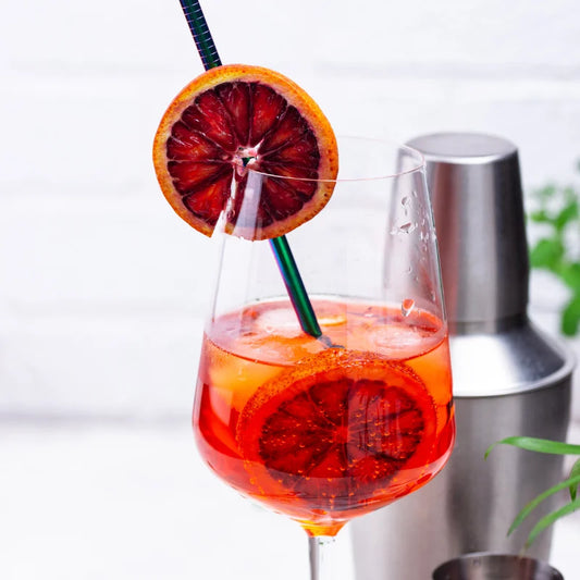 Spritz con succo di arancia Moro: l’aperitivo agrumato perfetto
